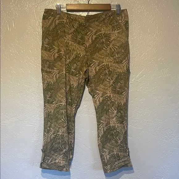 Democracy woman’s Green and Tan Leaf Print Chinos - Picture 1 of 3